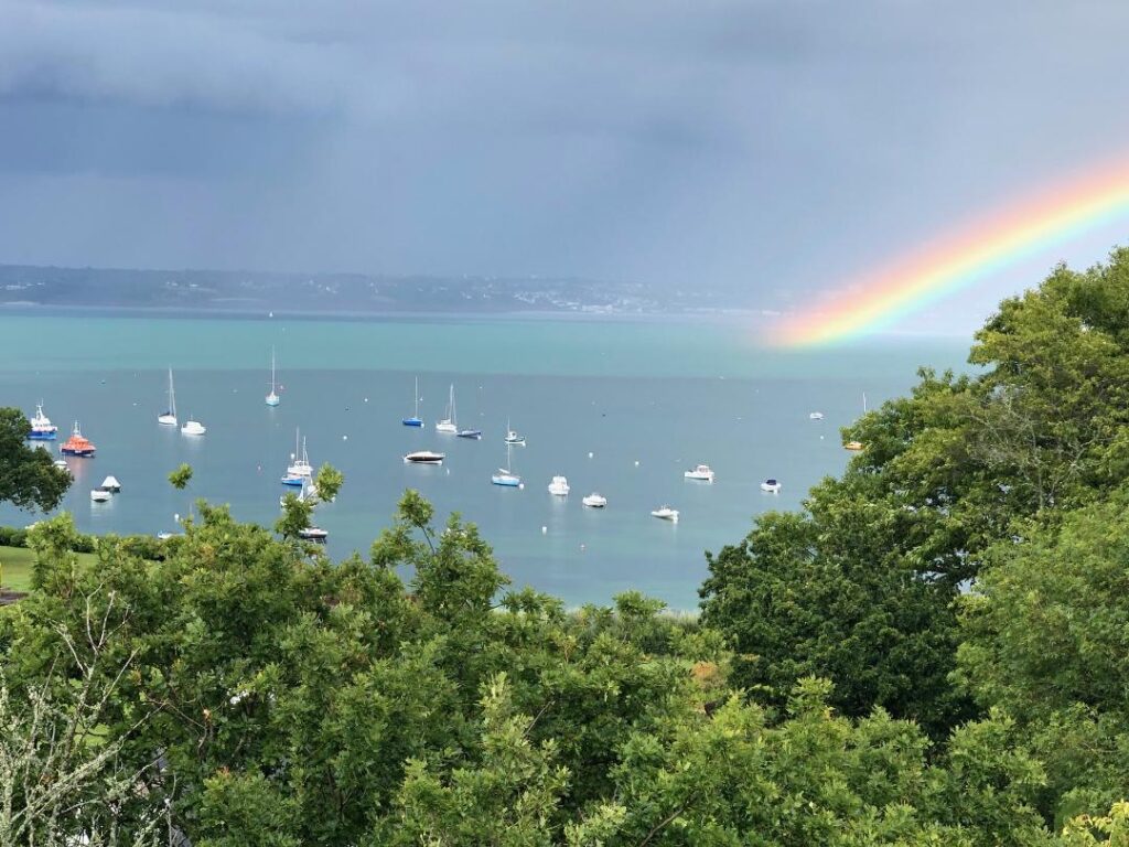 vue exceptionnelle avec arc en ciel
